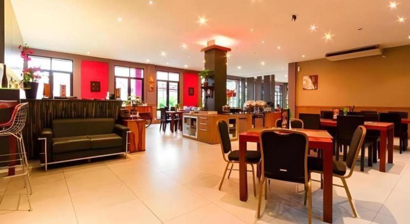Plan B Hotel Padang Kültér fotó
