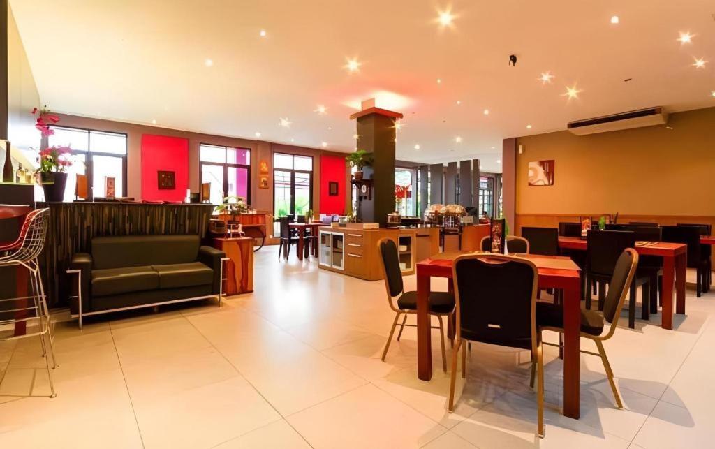 Plan B Hotel Padang Kültér fotó